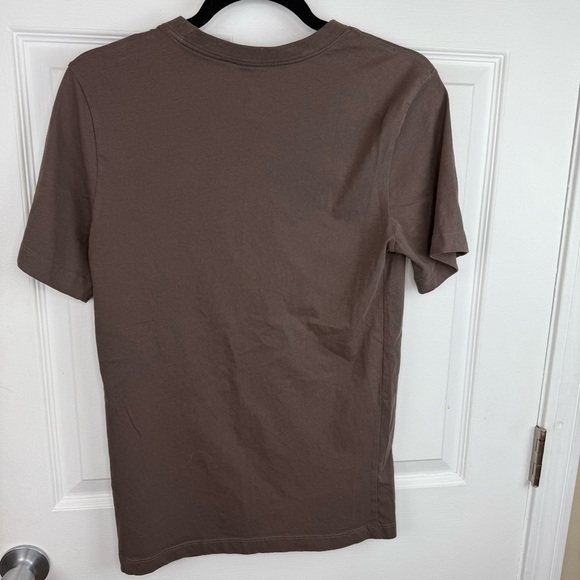 Men’s Nike Brown Tee with Vibrant Graphic - Picture 4 of 5